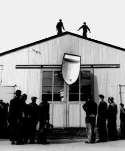 Fallversuch eine GFK-Ruderboots vom Dach des Bootsbauschuppen - 1958. Foto: Fassmer