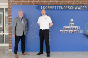 Fregattenkapitän Marc Tippner mit marineforum-Chefredakteur Holger Schlüter, Foto: hsc