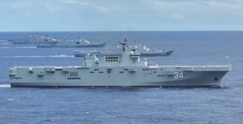 Landungsschiffe in Linie querab, Foto: Screenshot Weibo