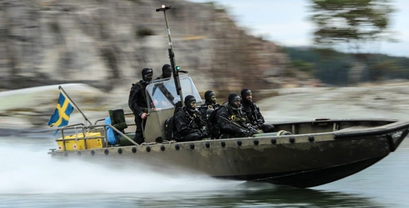 Einsatzboot verbringt schwedische Taucher. Bild: FMV