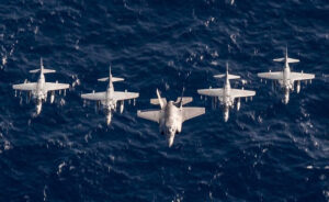 Formationsflug F-35B und AV-8B, Foto: STRIKEFORNATO