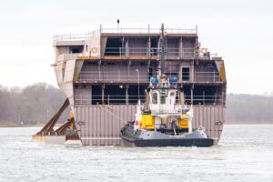 Towing train with the forecastle of the first fleet service boat of class 424 Photo: Nitz
