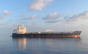 Die von Piraten geenterte „Hellas Aphrodite“ vor der Küste Somalias. Bild: EUNAVFOR Atalanta