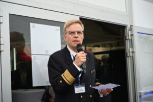Begrüßung durch Konteradmiral Müller-Meinhard, Foto: hsc