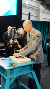Generalmajor Setzer setzt den Nagel, Foto: hsc