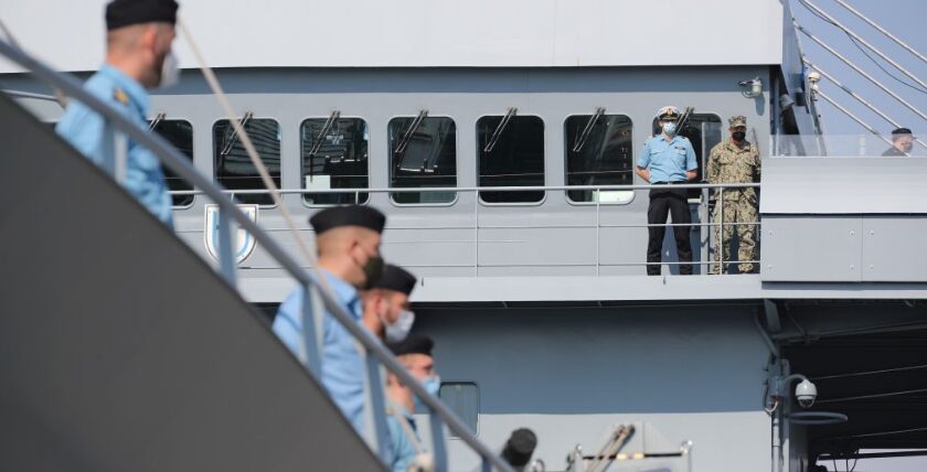 Korvettenkapitän Sebastian Nacke, Kommandant des Tenders Elbe, und Captain Sam Brasfield auf der Brücke des Tenders