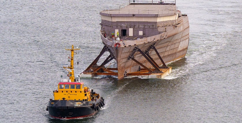 Towing train with the forecastle of the first fleet service boat of class 424 Photo: Nitz