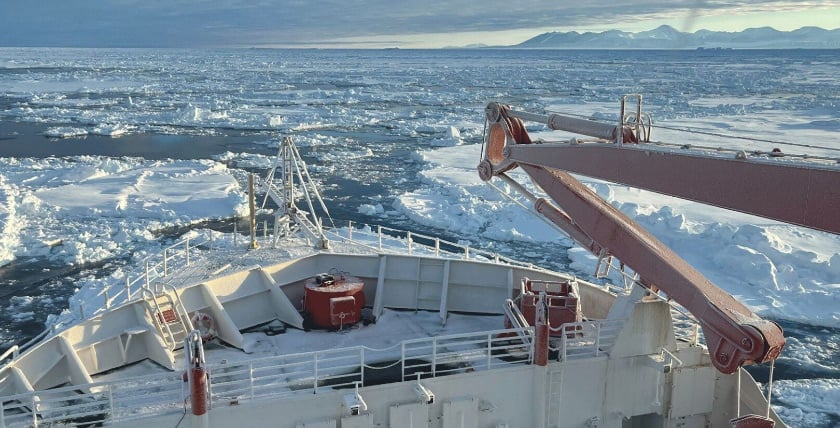 Loose association of ice floes with older press ice ridges Photo: © Dr Bernhard Schmitz, Drift+Noise Polar Services GmbH