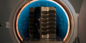 Modell des Kleinsatelliten OTTER in einer Thermalvakuumkammer des RSC3 am DLR-Standort Trauen. Foto: DLR