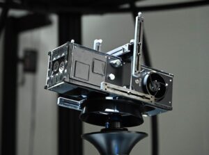 Modell des Kleinsatelliten OTTER i im Lageregelungsteststand des RSC³ am DLR-Standort Trauen. Foto: DLR