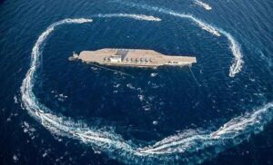 Diese Flugzeugträger-Attrappe diente 2015 und 2020 als Zielschiff für die iranischen Seestreitkräfte, Foto: Sepah News