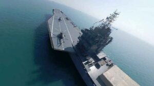 Hinter den Aufbauten befinden sich Container, bei denen es sich wahrscheinlich um Abschussanlagen für Seezielflugkörper handelt, Foto: iranische Staatsmedien