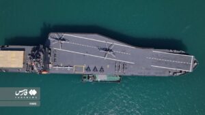 In der Draufsicht wird die ungewöhnliche Flugdeckauslegung des Schiffes besonders deutlich, Foto: Fars Media Corporation