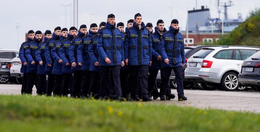 The first basic training took place in Wilhelmshaven in January 1956. Here are the 2026 recruits during formal service Photo: German Navy