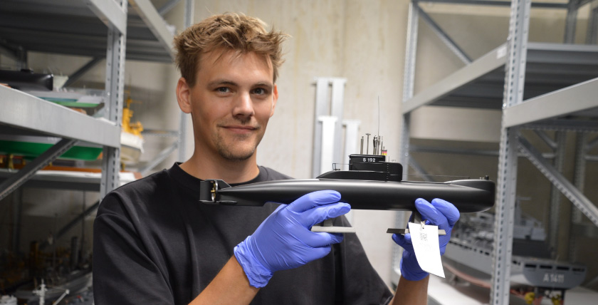 Nils Theinert mit einem Modell der Klasse U 206, Foto: Phillipp Steiner