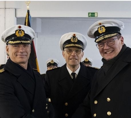 Flotilla Admiral Matthias Michael Potthoff (right), Rear Admiral Christoph Müller-Meinhard and Captain David Helmbold (left), Photo: WZ