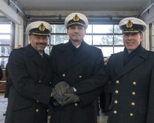 Flottillenadmiral Sven Beck mit Fregattenkapitän Rolf Hoppe und Fregattenkapitän Sebastian Uhle (re) Foto: Bundeswehr/Leon Rodewald