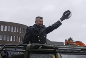Herzlicher Abschied: Fregattenkapitän Rolf Hoppe Foto: Bundeswehr/Leon Rodewald