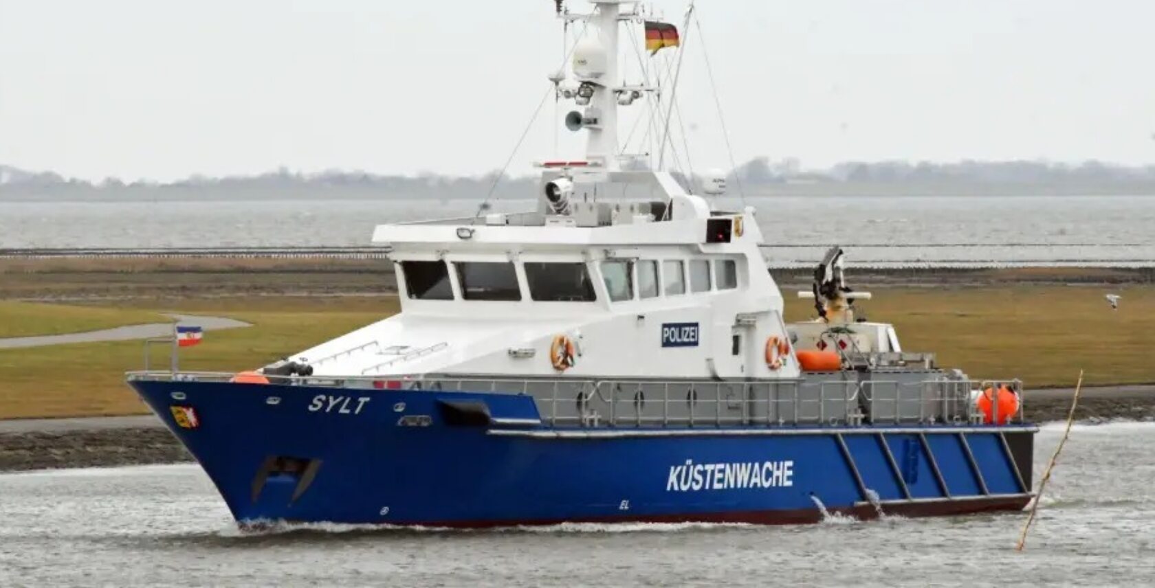 Coastal boat SYLT from Husum in action in the North Sea. Image: LPol SH