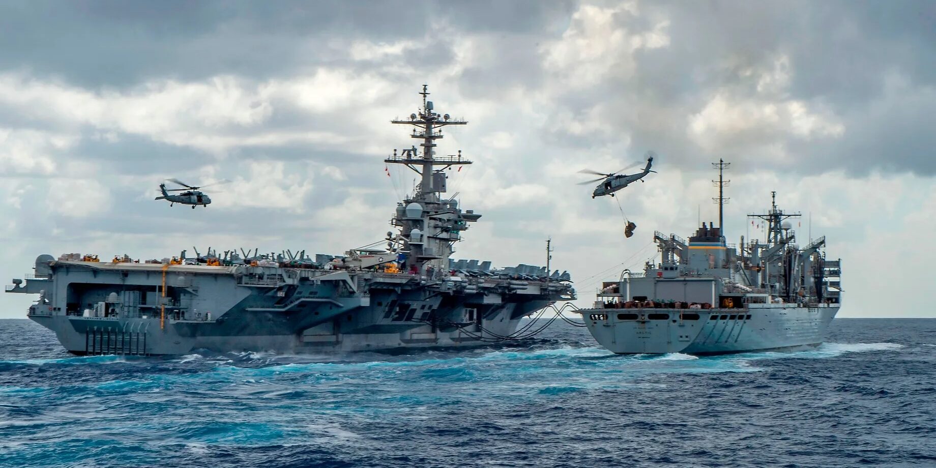 Flugzeugträger USS Abraham Lincoln beim Underway-Replenishment (RAS). Foto: US-Navy/J.Waite