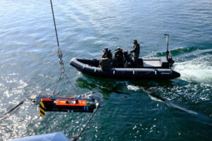 Minentaucher mit Drohne „Seefuchs“ beim Display Foto: Schlüter