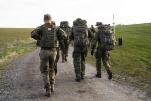 The 16K3 march took place on 9 April. The soldiers started in Spieka Neufeld at the Kutterfahren. The route is 16 kilometres. Before the march, a field service was held in memory of the fallen soldiers.