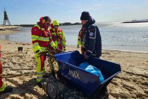 Übung Schadstoffunfall, Strandreinigung als Teamarbeit Foto: Havariekommando