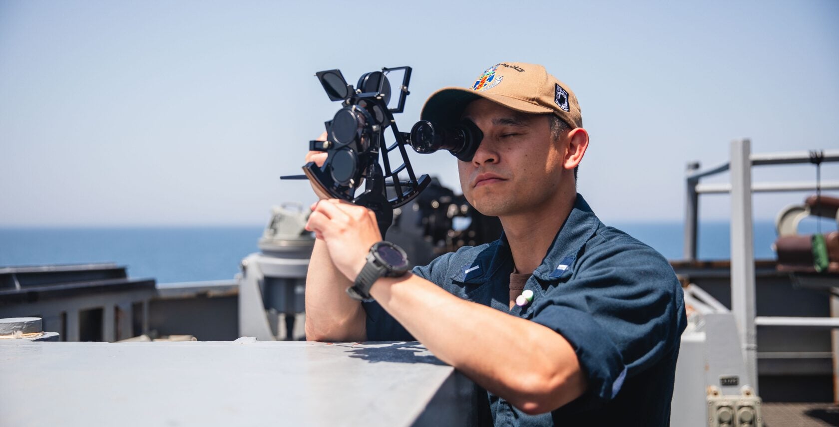 Foto: Die Offiziere der US Navy trainieren trotz moderner Navigationstechnik an Bord auch wieder den Umgang mit dem Sextanten, US Navy/Navcent