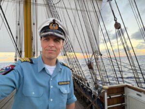 Kommandant Gorch Fock, Kapitän zur See Elmar Bornkessel, grüßt aus dem Atlantik
