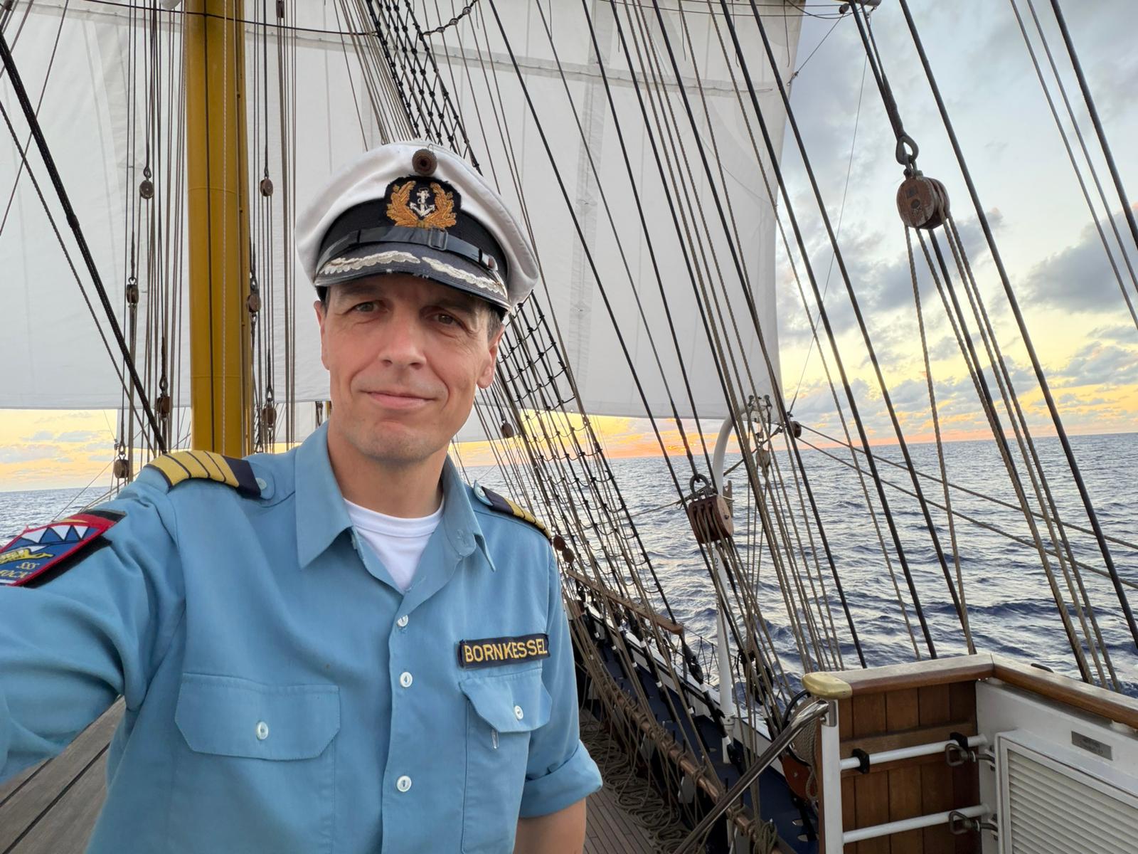 Kommandant Gorch Fock, Kapitän zur See Elmar Bornkessel, grüßt aus dem Atlantik