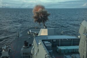 Fregatte Sachsen-Anhalt feuert mit dem 127 mm Schiffsgeschütz von Leonardo-Finmeccanica (ehemals OTO Melara)
