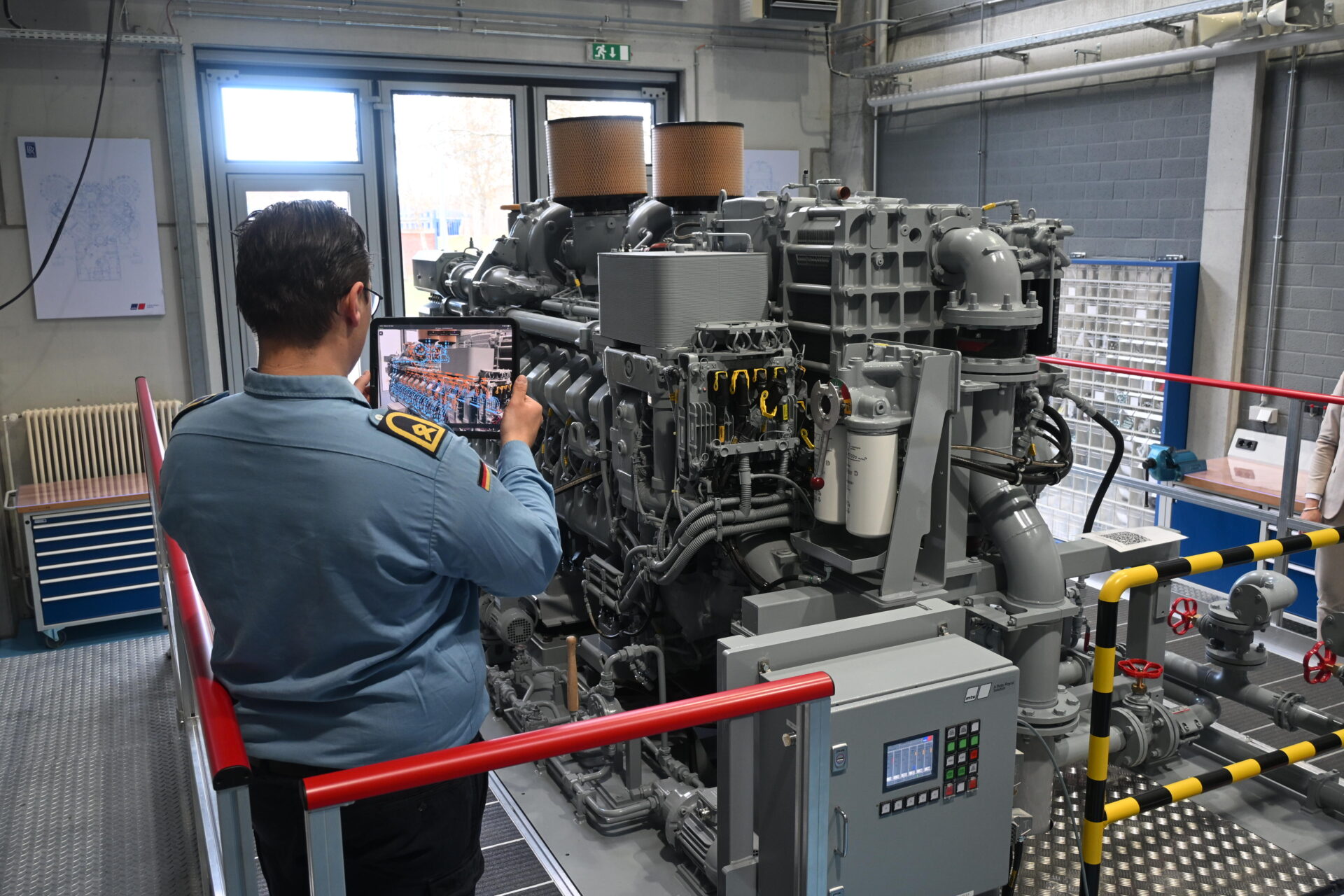 Realistisches Übungsszenario an Land am 20-Zylinder der mtu-Baureihe-4000. Bild: Bw/BAAINBw