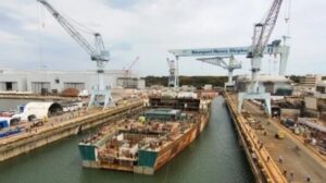 For CVN-81, the centre hull section of the „USS Enterprise“ had to be relocated inside the building dock in 2024. Image: HII Newport News Shipbuilding