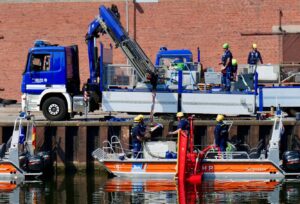 Vorbereitung der Mehrzweckarbeitsboote im Binnenhafen Brake| Quelle: Bundesanstalt Technisches Hilfswerk
