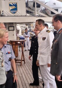 Kommandant der Gorch Fock mit Besuchern an Bord