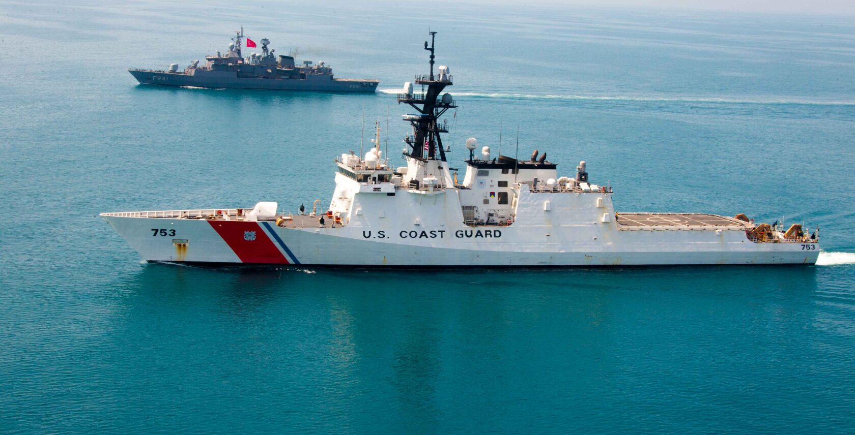 Foto: Coast-Guard-Schiffe der Legend-Klasse wie die Hamilton (v.) fahren häufig im Zuständigkeitsbereich der 6. US-Flotte, um die Navy zu unterstützen. USCG