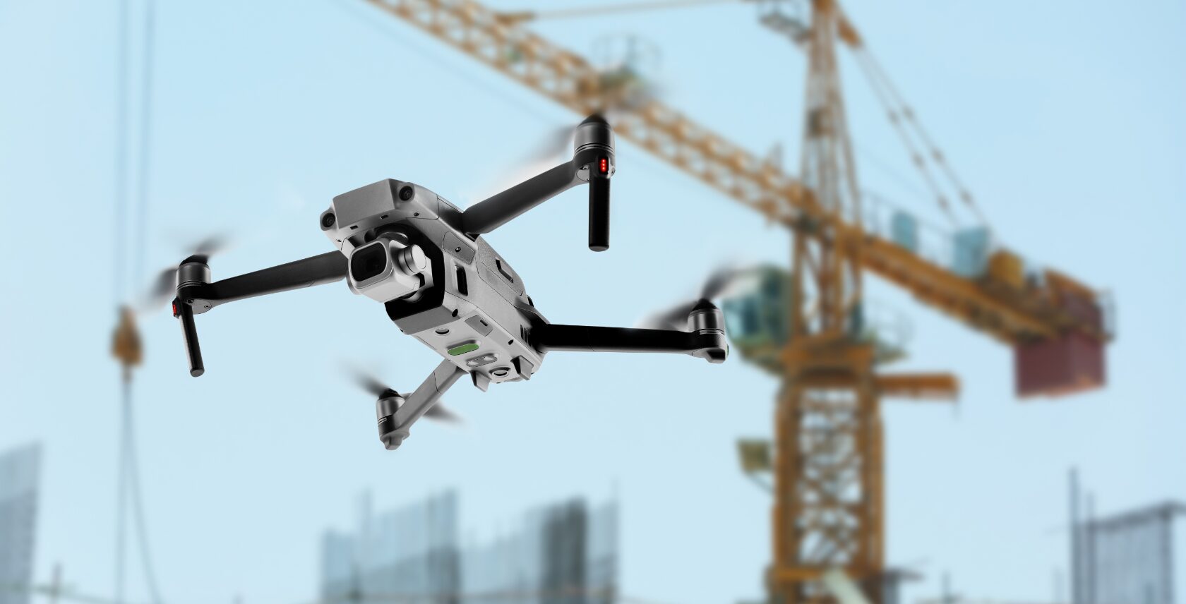 Foto: Moderen Drohne fliegt über Baustelle. Adobe Stock