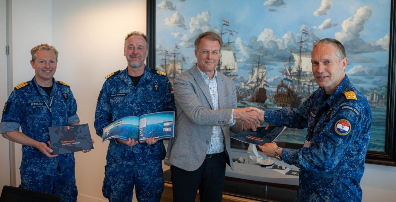 Befehlshaber Vizeadmiral Harold Liebregs (rechts) erhielt das erste Exemplar der „Future Vision Maritime Uncrewed“. Foto: Dutch MoD