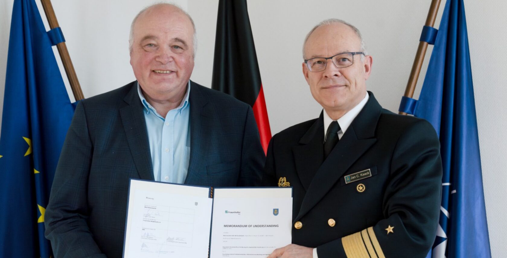 Foto: Unterzeichnung des MoU. Prof. Dr. Peter Martini (FKIE) und VAdm Jan Christian Kaack (InspM). Bundeswehr / Jane Schmidt