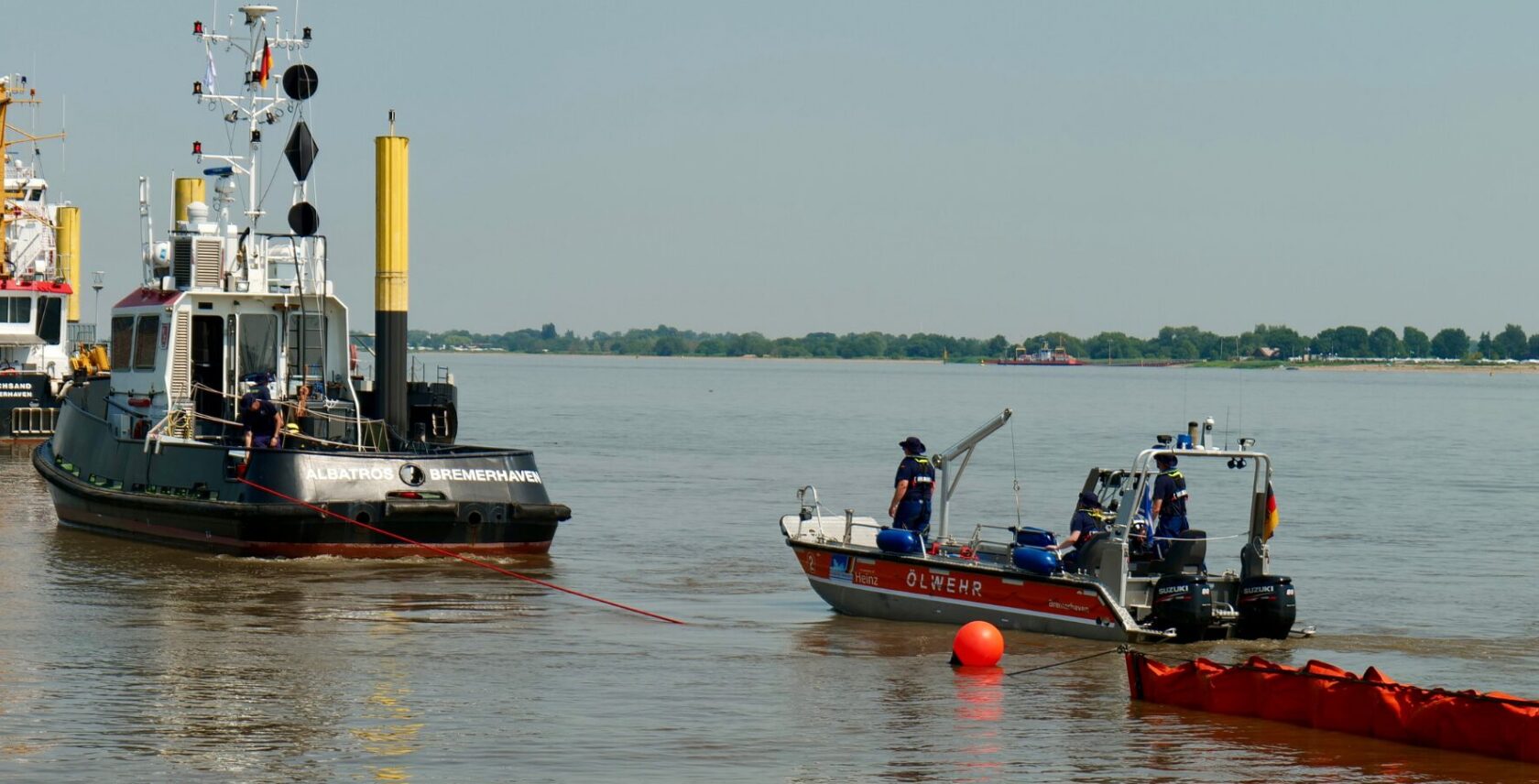 Foto: Ausbringen einer Ölsperre auf der Weser. Bundesanstalt Technisches Hilfswerk