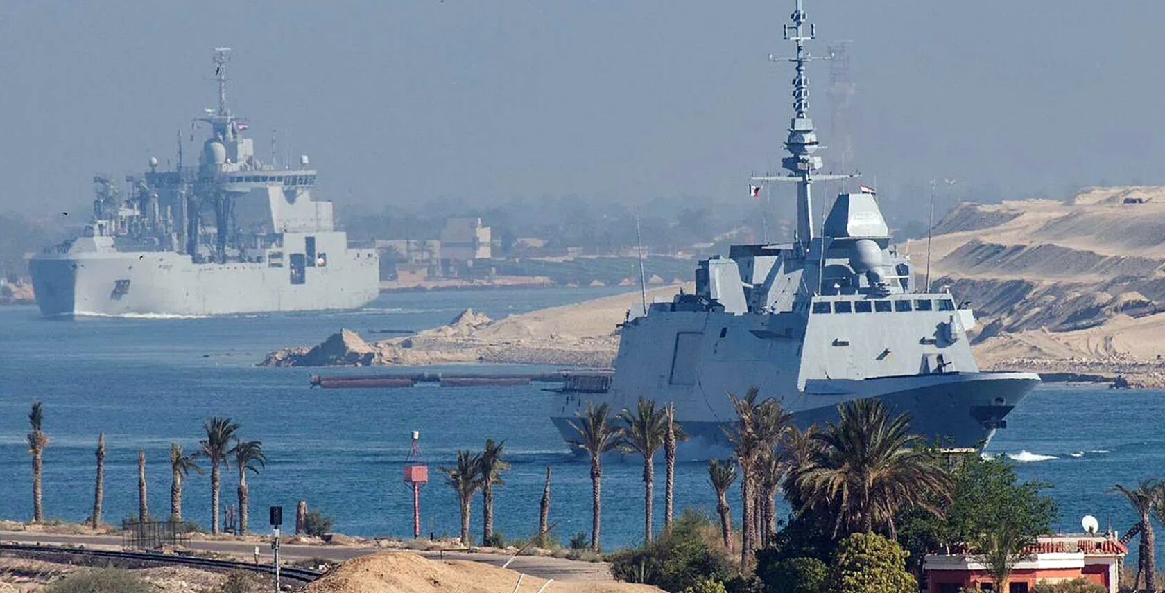 Photo: Aircraft carrier battle group in the Suez Canal - Fremm frigate and tanker „Jacques Chevallier“. Picture. French General Staff