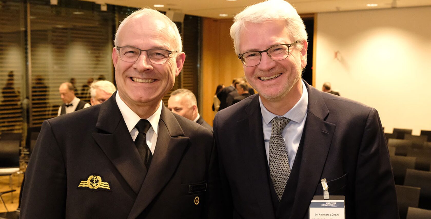 Foto: Mehr Zusammenarbeit – Dr. Reinhard Lüken und Vizeadmiral Jan Kaack. hsc