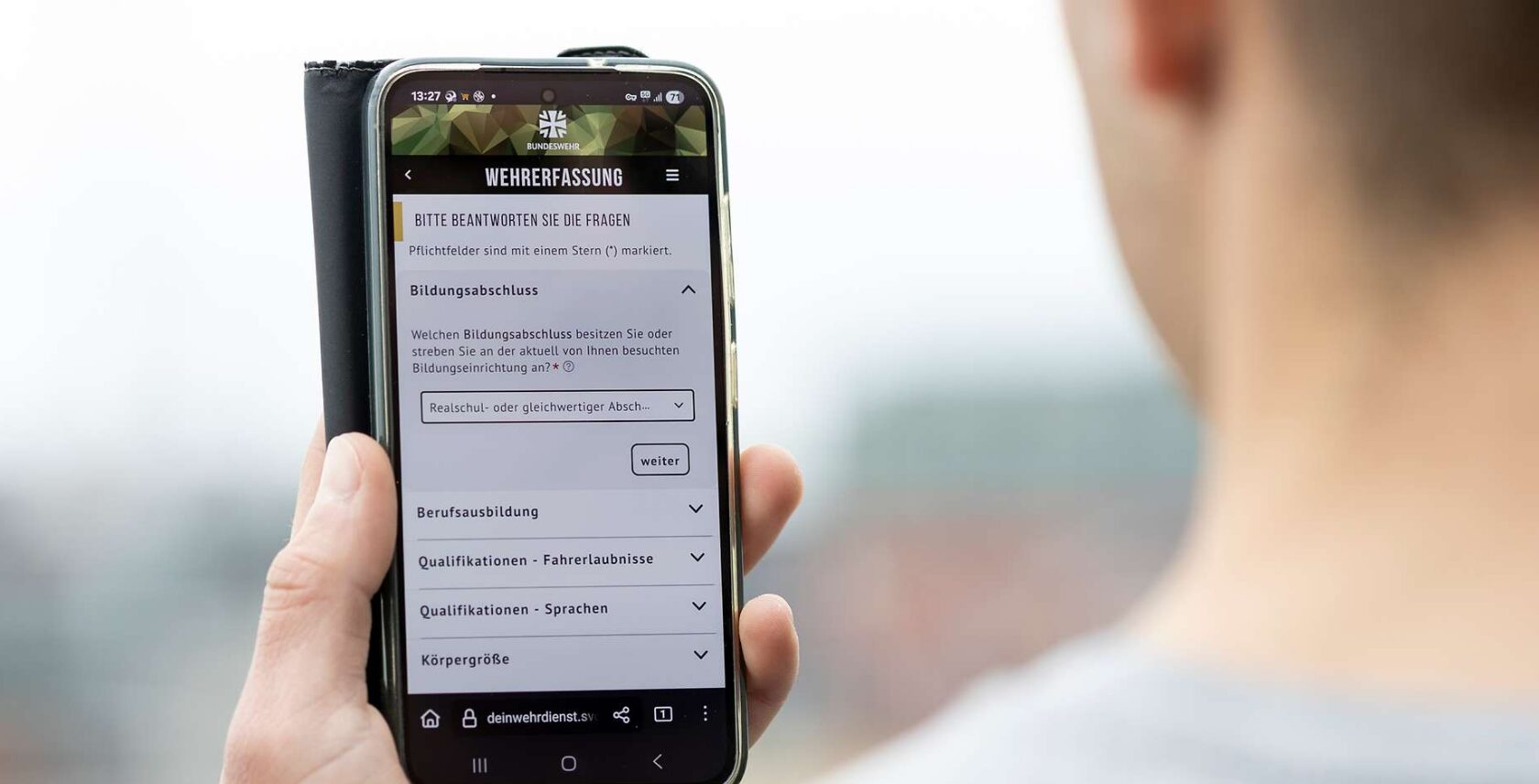 Photo: Completing the questionnaire is compulsory. Bundeswehr/Torsten Kraatz