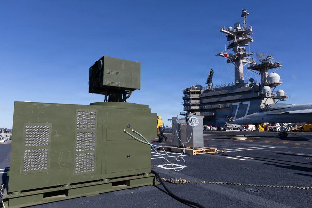 Foto: Laserwaffe Locust auf CVN-77 für die Drohnenabwehr. US-Navy/NAVCENT