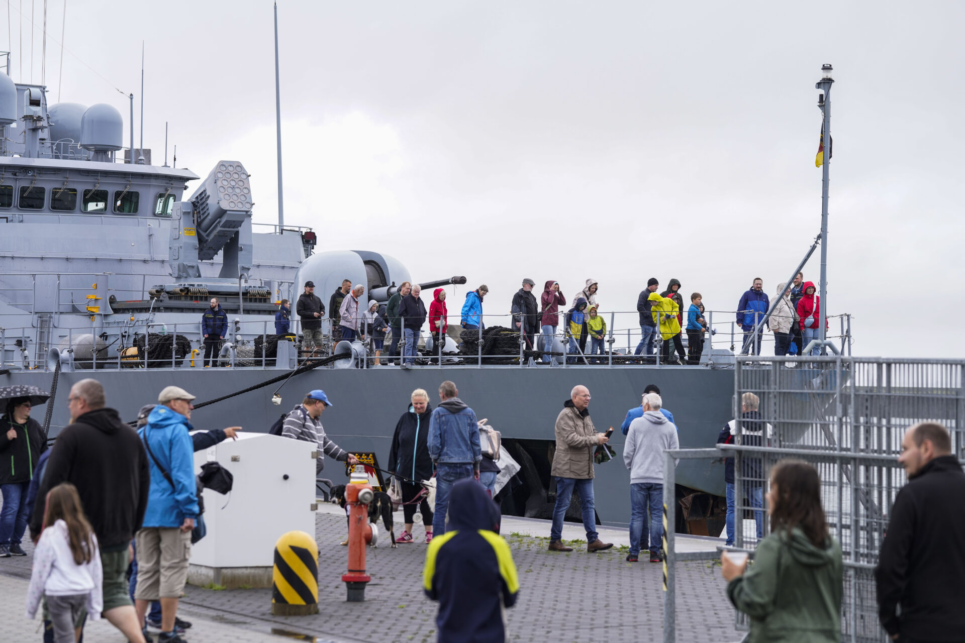 Tag der Offenen Tür in Wilhelmshaven am 31.07.25. Die Aussteller reichen von der Bundeswehr Feuerwehr, der Stützpunkttauchergruppe über das Open Ship auf der Fregatte "Bayern" und eine Vorstellung der Marineflieger mit einem Sea Lynx.