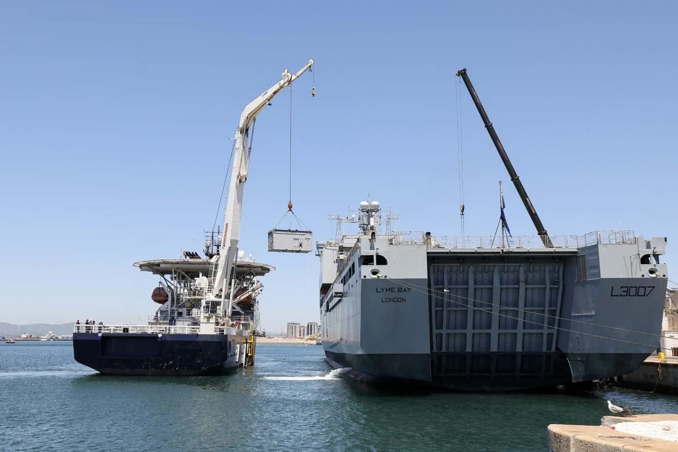 Foto: HMS Stirling Castle, RFA Lyme Bay beim Transfer in Gibraltar. Royal Navy/Crown Copyright