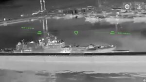 „Admiral Makarow“ in Noworossijsk, Drohnensicht beim Anflug. Foto: MinDef Kiew