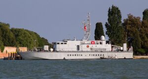 Hafenaufnahme Bigliani-Klasse Boot der Guardia di Finanza. Bild: Tony Hisgett/CC BY 2.0