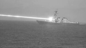 USS „Preble“ firing Helios-Laser. Bild: U.S. Government
