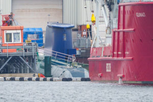 Am Übergabetag lag das Boot versteckt am Ausrüstungsliegeplatz. Foto: Michael Nitz, Naval Press Service